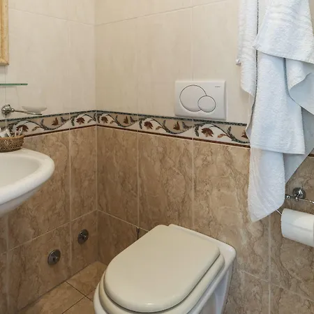 לינה וארוחת בוקר La Riviera 3*