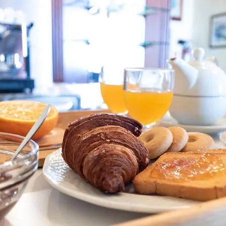 La Riviera Bed & Breakfast 3*